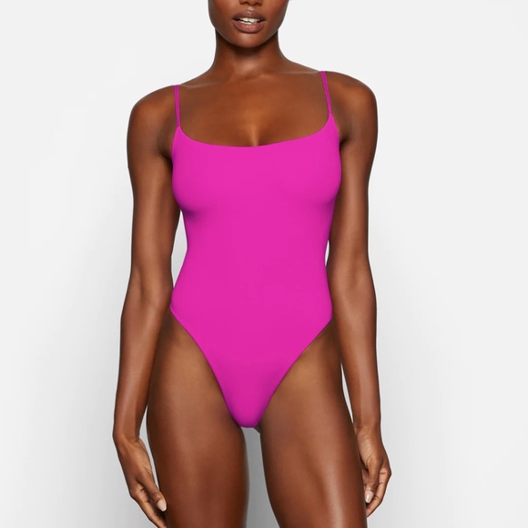 NWT SKIMS Fits Everybody Cami Bodysuit in Fuchsia *Limited Edition* Size Small - Picture 1 of 9